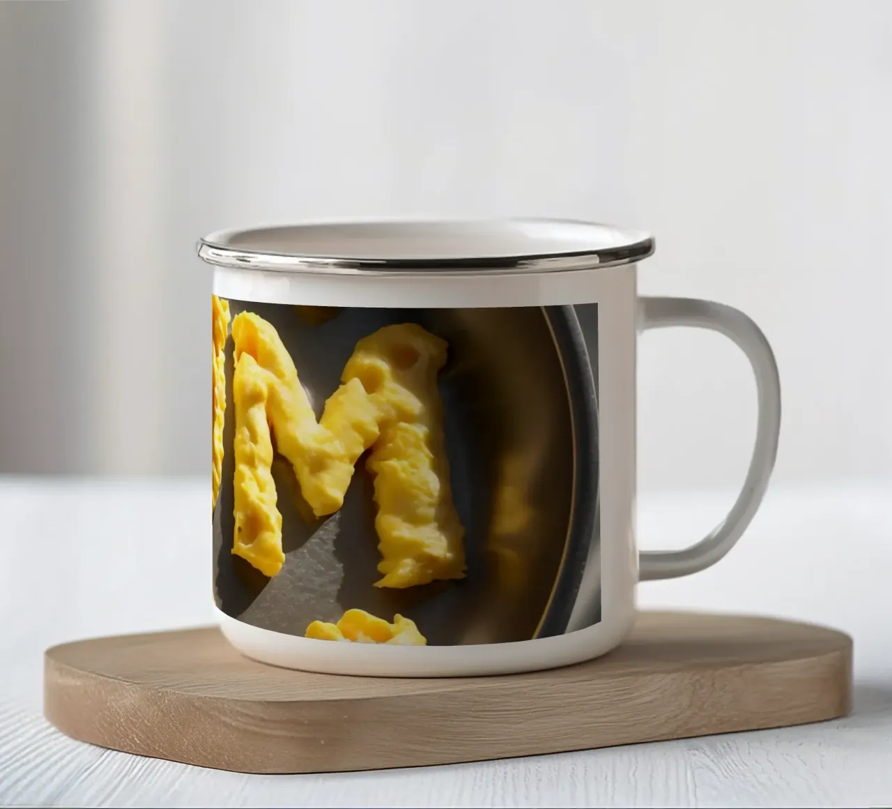 Festeggiamo la mamma con uova strapazzate a forma di lettere in una tazza in smalto da DesignDoodle