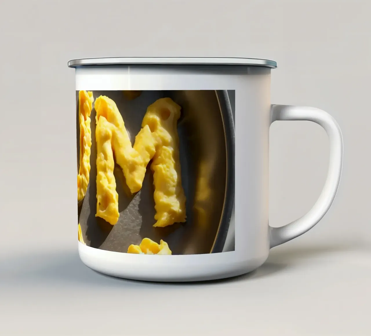 Festeggiamo la mamma con uova strapazzate a forma di lettere in una tazza in smalto da DesignDoodle