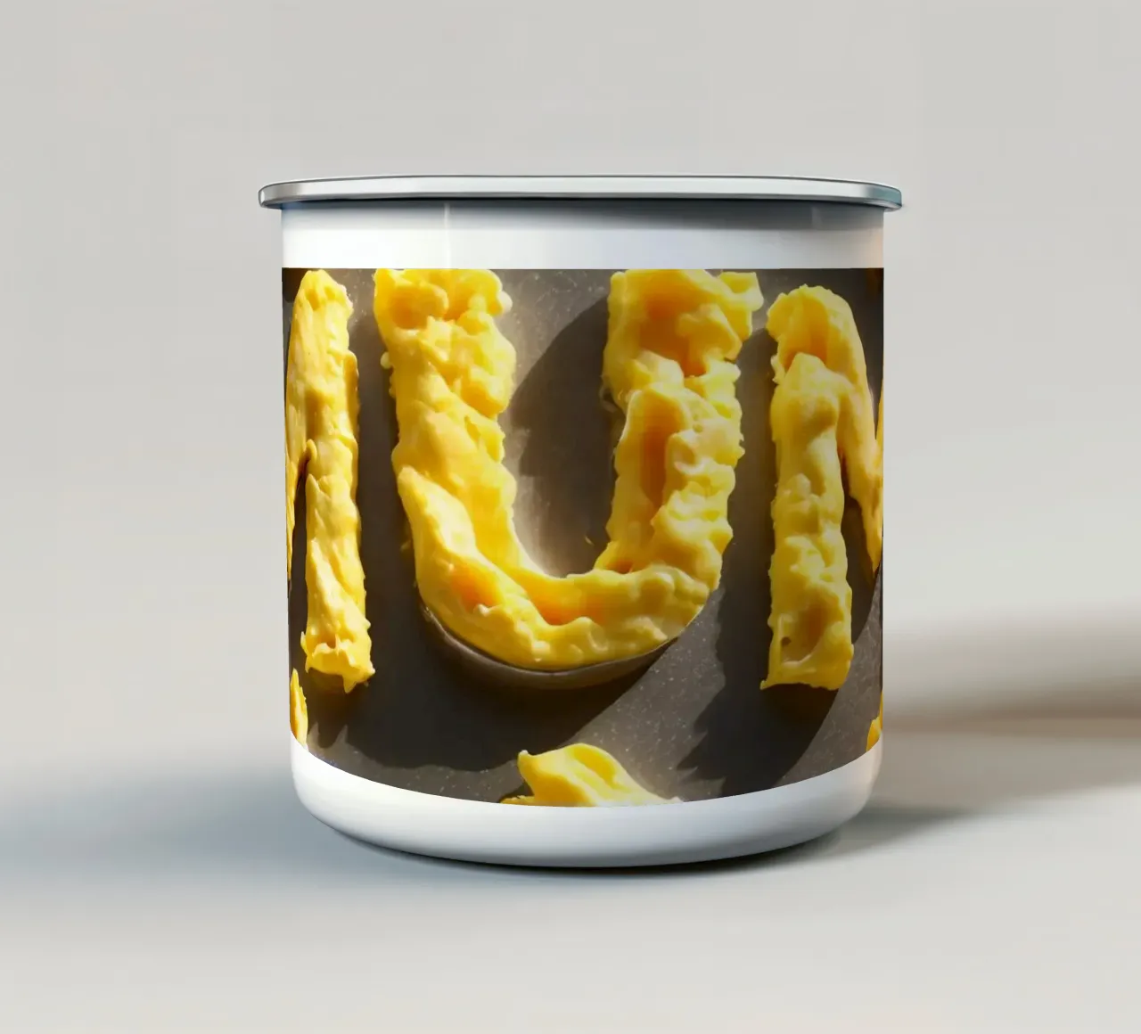 Festeggiamo la mamma con uova strapazzate a forma di lettere in una tazza in smalto da DesignDoodle