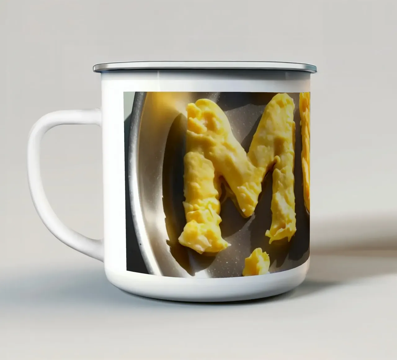Festeggiamo la mamma con uova strapazzate a forma di lettere in una tazza in smalto da DesignDoodle