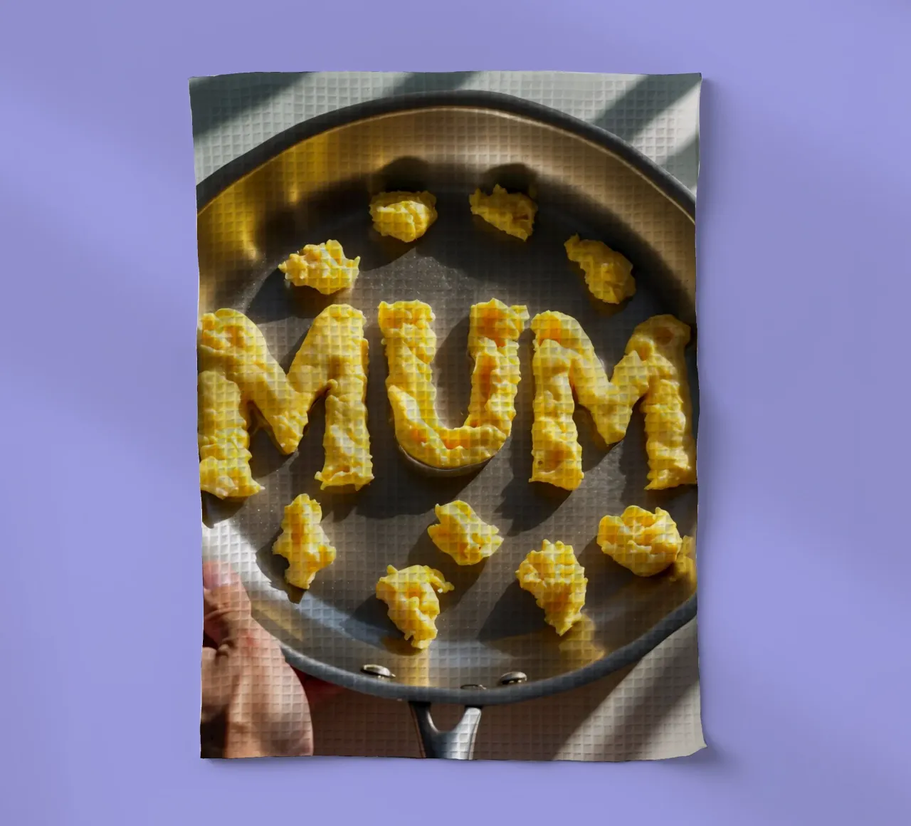Célébrer maman avec des œufs brouillés en forme de lettres dans une torchon de DesignDoodle
