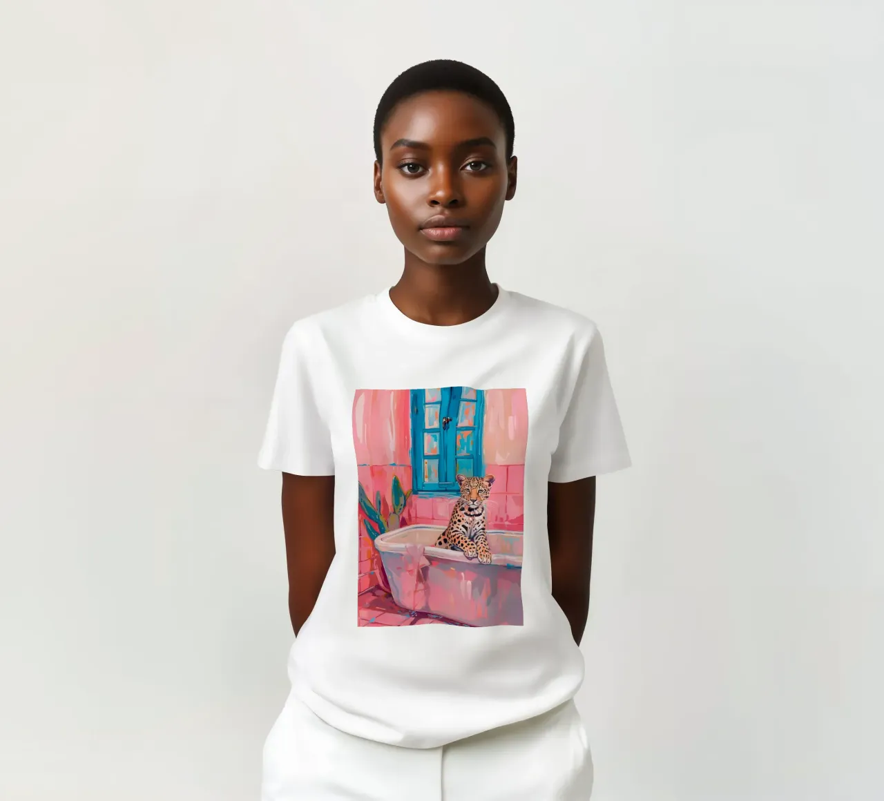 "Leopard in der Badewanne" Pop-Surrealismus-Kunst - verspielt & frech T-Shirt von ClubArt