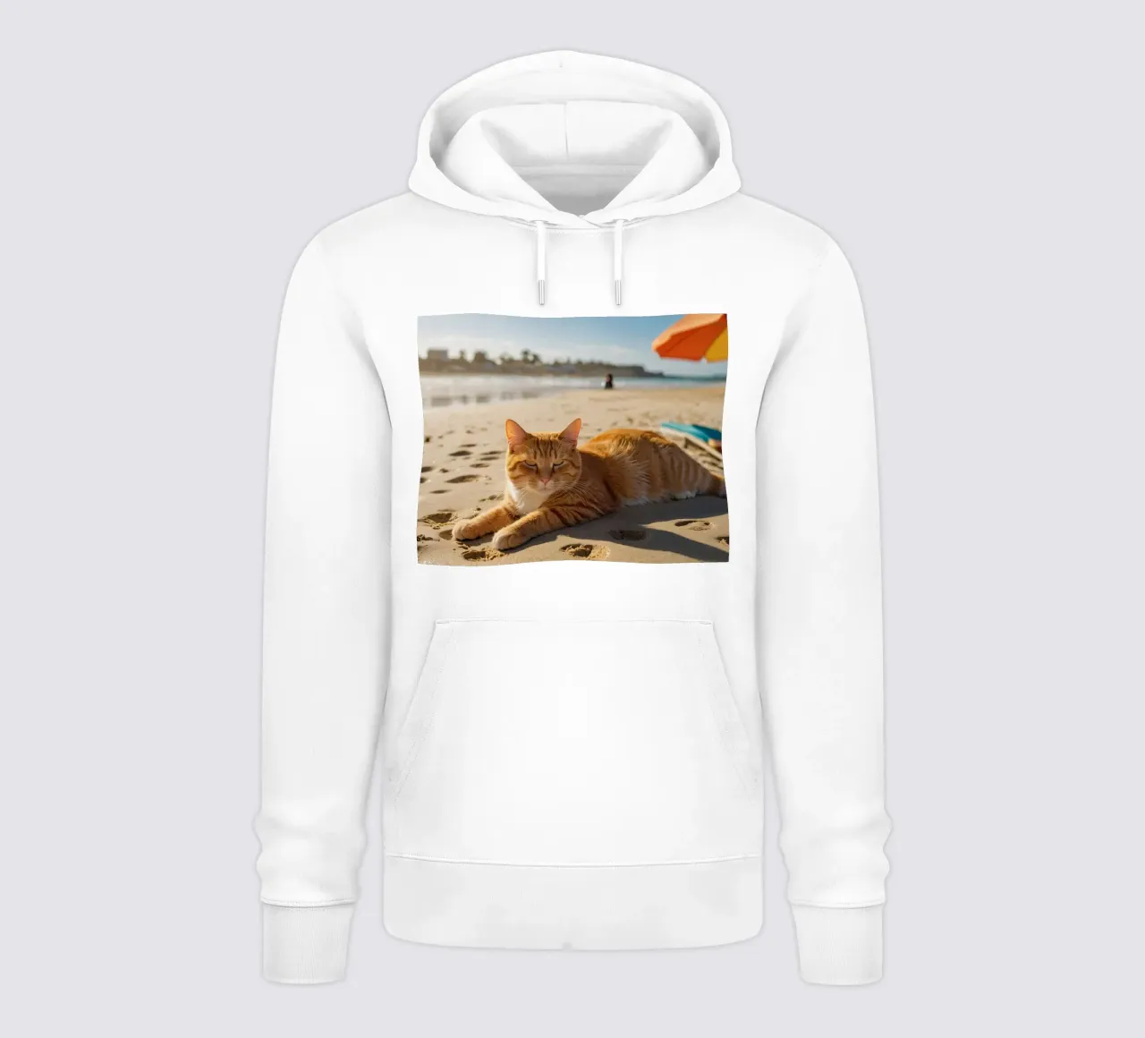 Gatto arancione che si sdraia su una spiaggia assolata con un ombrello felpa con cappuccio da DesignDoodle