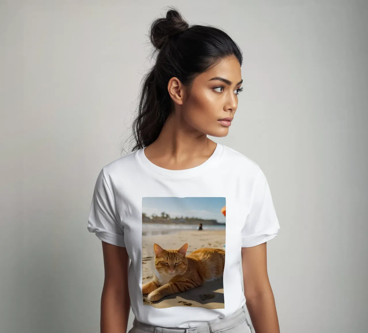 Gatto arancione che si sdraia su una spiaggia assolata con un ombrello t-shirt da DesignDoodle