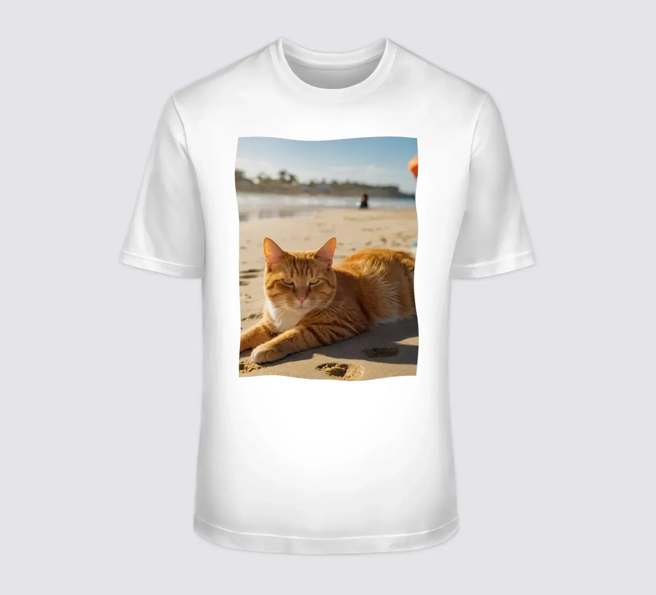 Gatto arancione che si sdraia su una spiaggia assolata con un ombrello t-shirt da DesignDoodle