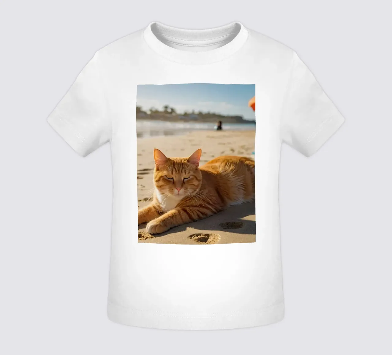 Gatto arancione che si sdraia su una spiaggia assolata con un ombrello maglietta neonato da DesignDoodle