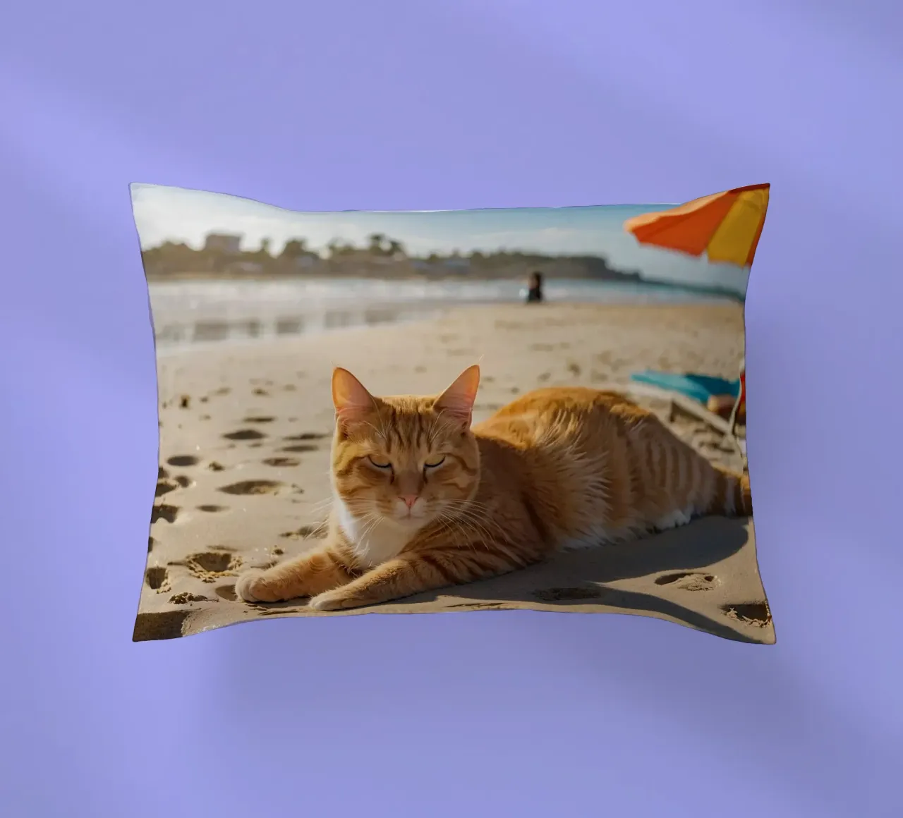 Gatto arancione che si sdraia su una spiaggia assolata con un ombrello cuscino da DesignDoodle