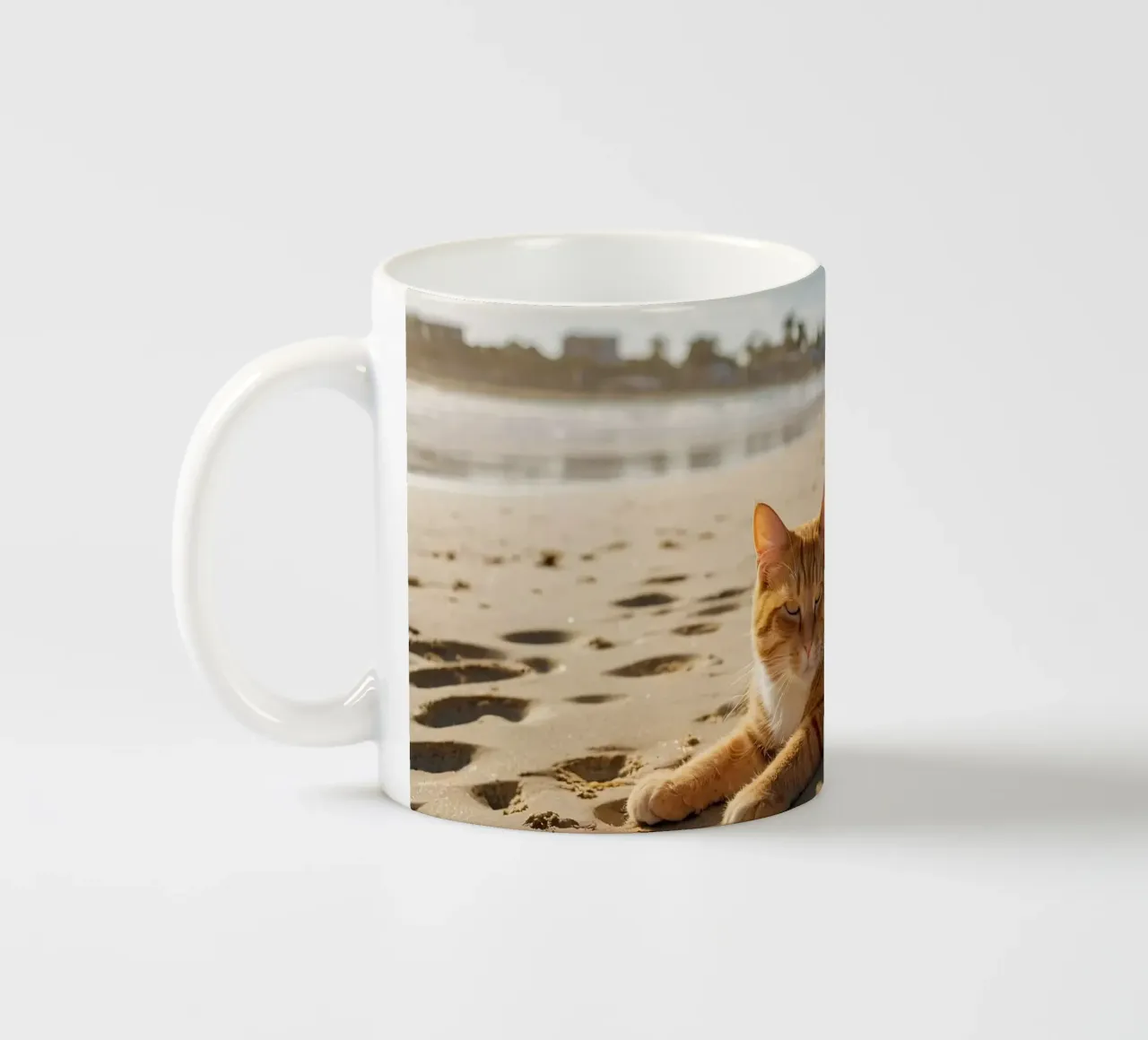 Gatto arancione che si sdraia su una spiaggia assolata con un ombrello tazza in ceramica da DesignDoodle