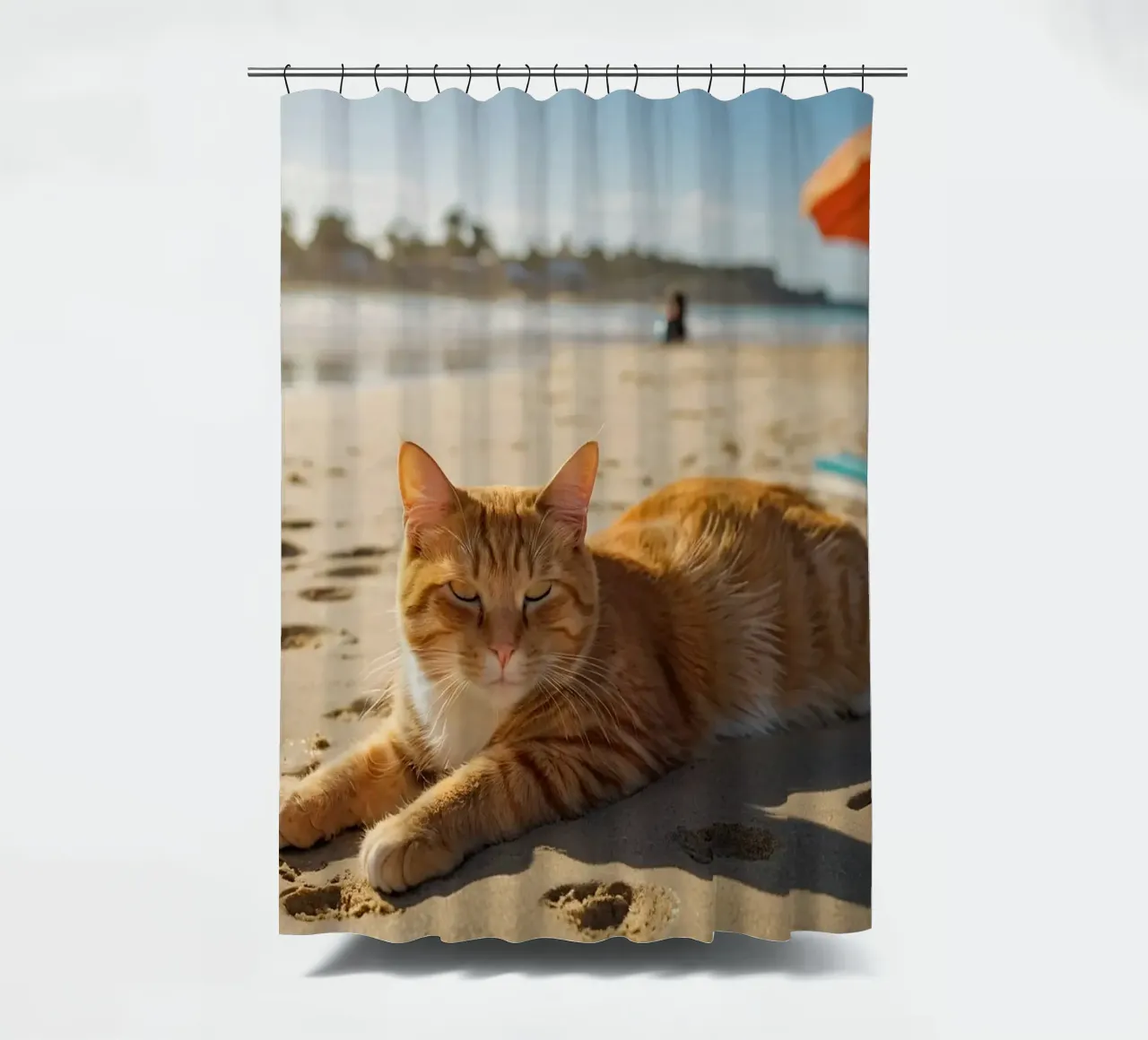 Chat orange se prélassant sur une plage ensoleillée avec un parasol rideau de douche de DesignDoodle