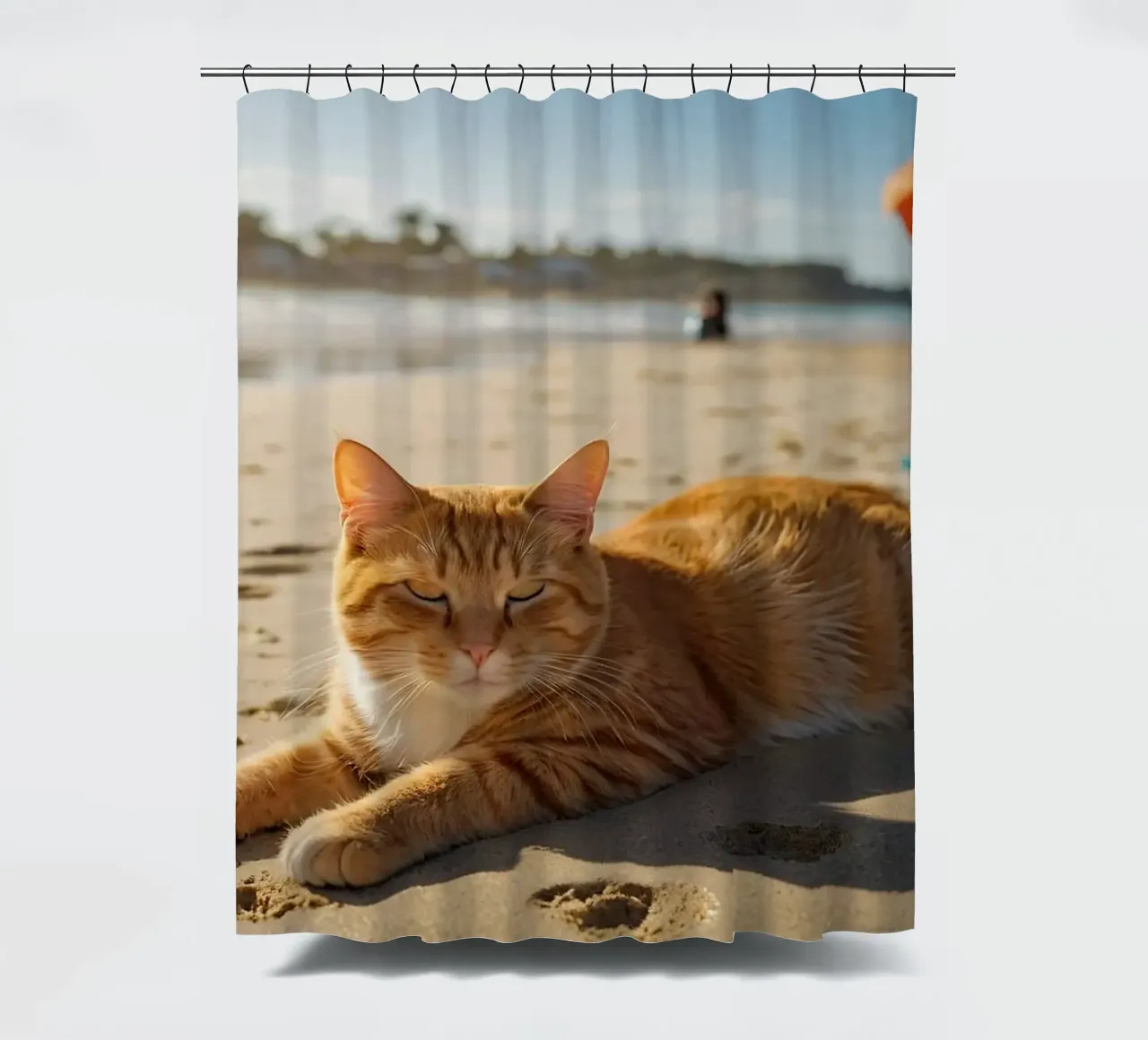 Chat orange se prélassant sur une plage ensoleillée avec un parasol rideau de douche de DesignDoodle