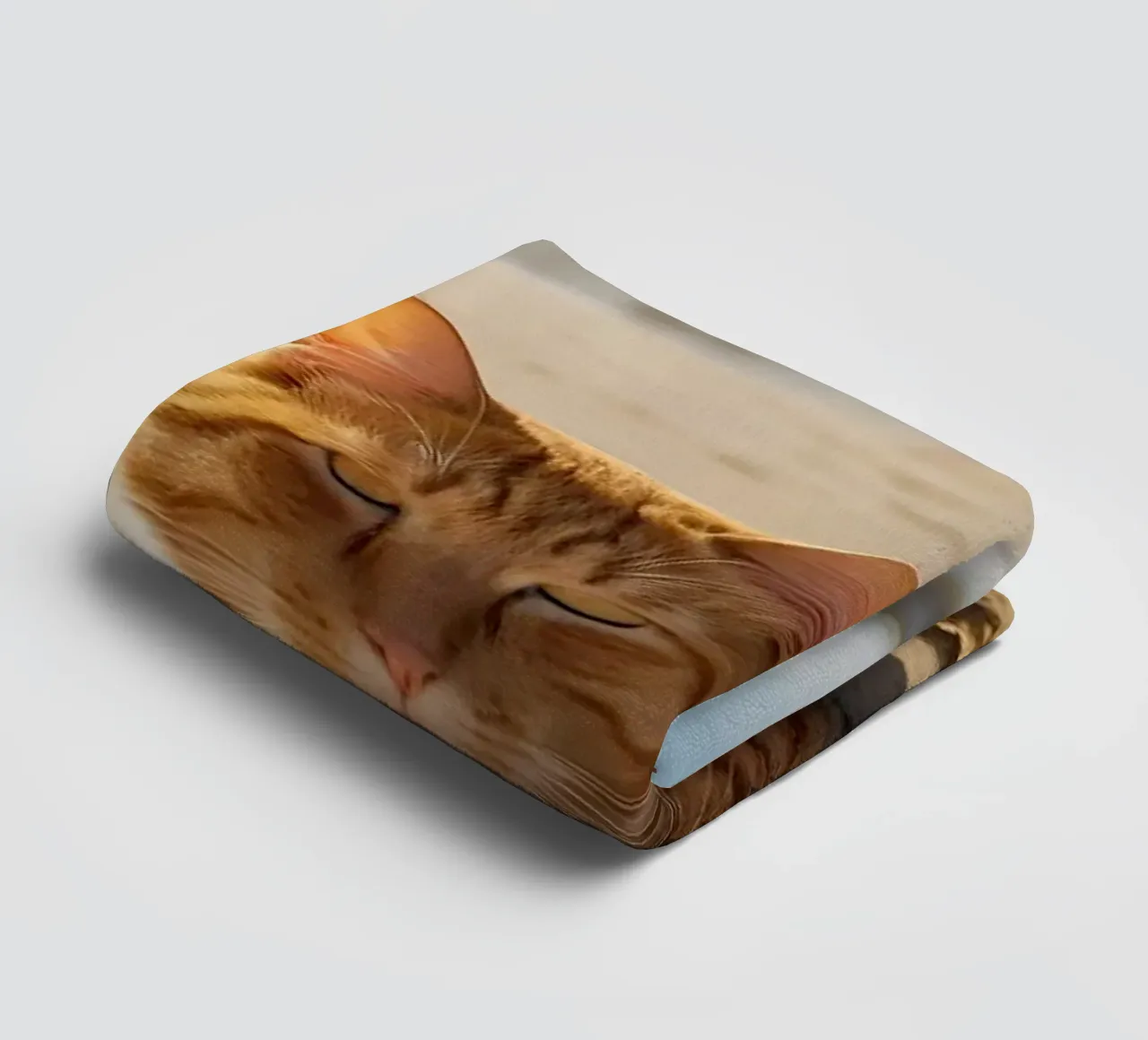 Gatto arancione che si sdraia su una spiaggia assolata con un ombrello asciugamano da bagno da DesignDoodle
