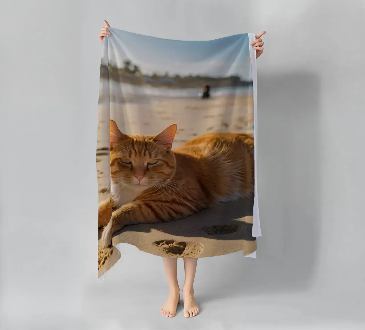 Gatto arancione che si sdraia su una spiaggia assolata con un ombrello telo mare da DesignDoodle