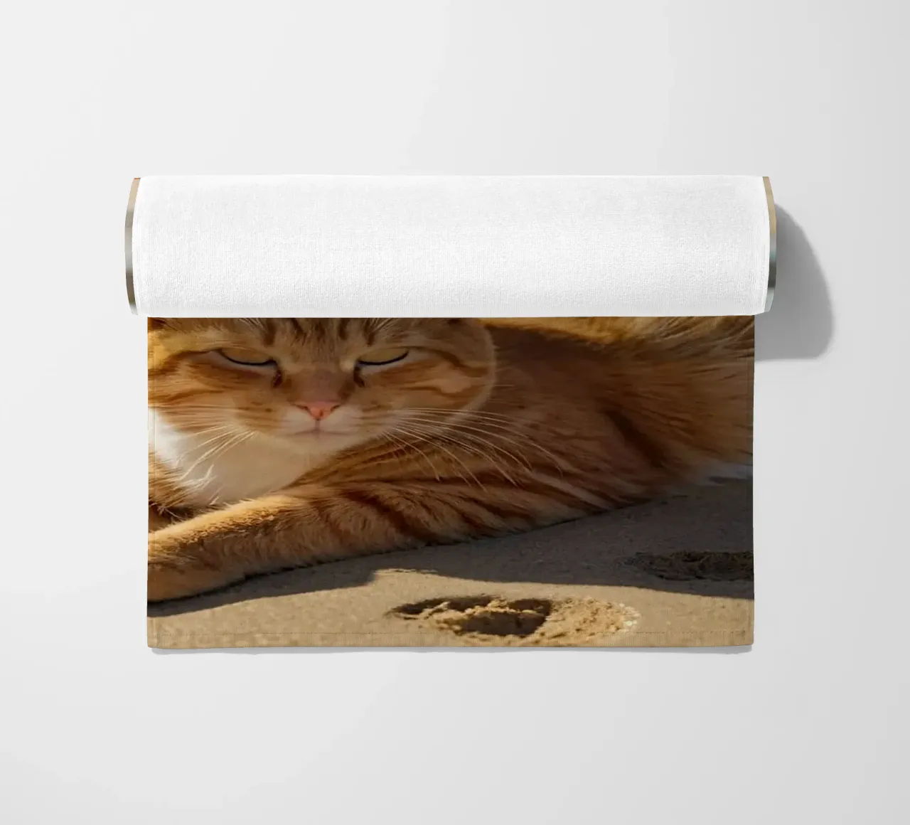 Gatto arancione che si sdraia su una spiaggia assolata con un ombrello telo mare da DesignDoodle