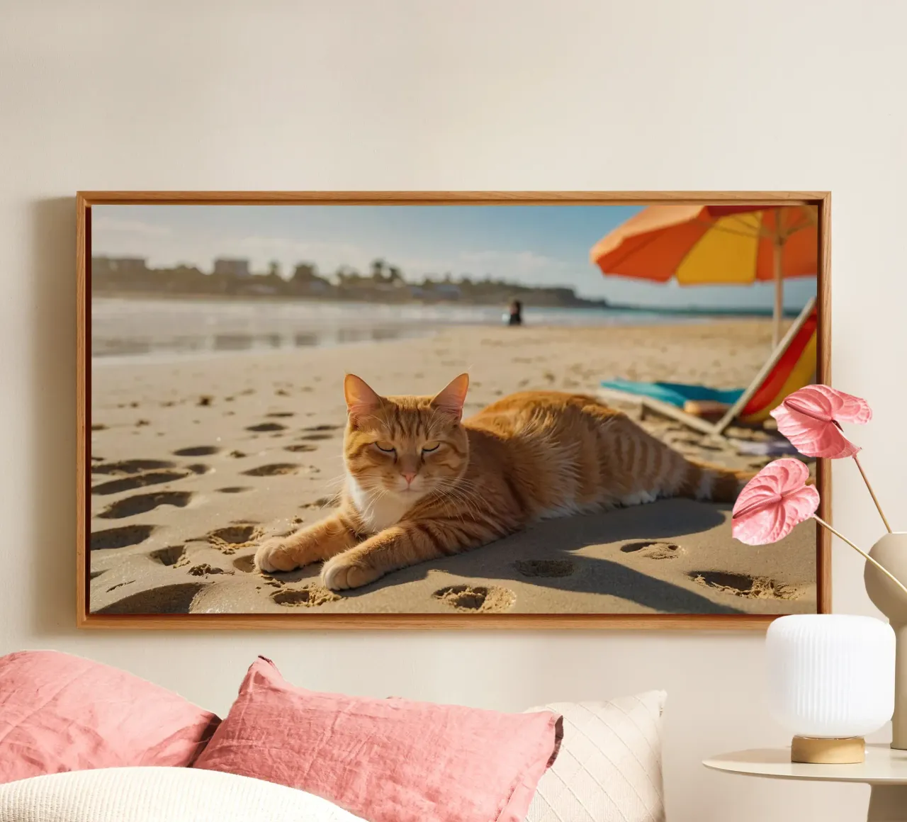 Gatto arancione che si sdraia su una spiaggia assolata con un ombrello tela con Cornice a cassetta da DesignDoodle