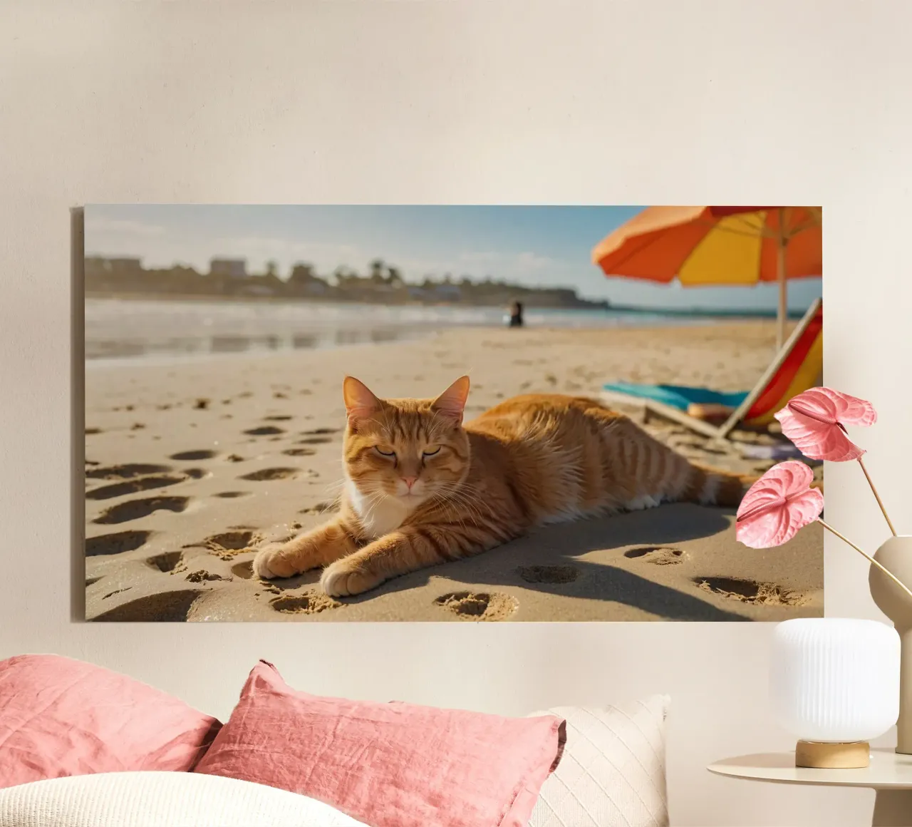 Gatto arancione che si sdraia su una spiaggia assolata con un ombrello tela con Cornice a cassetta da DesignDoodle