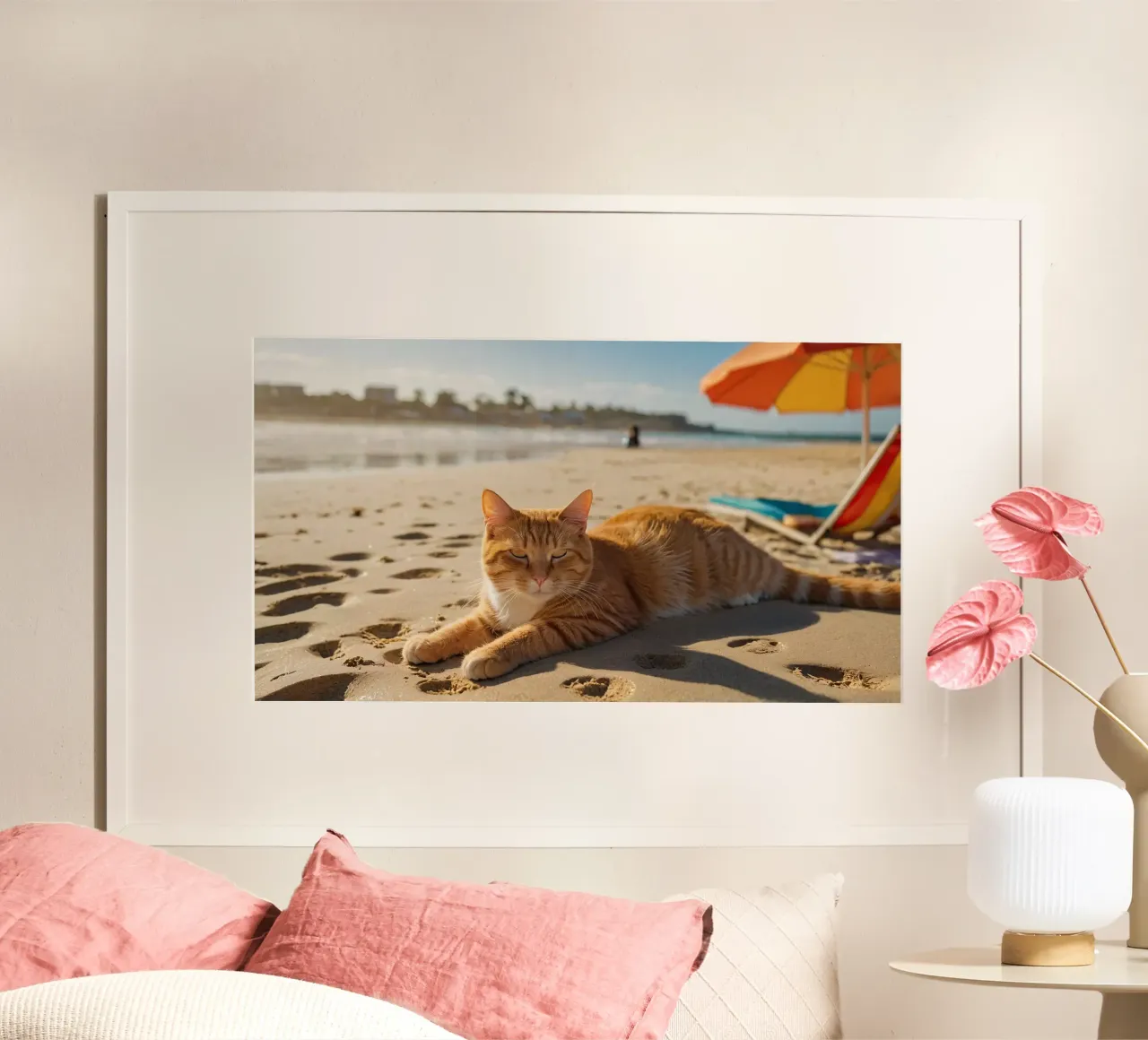 Gatto arancione che si sdraia su una spiaggia assolata con un ombrello poster da DesignDoodle