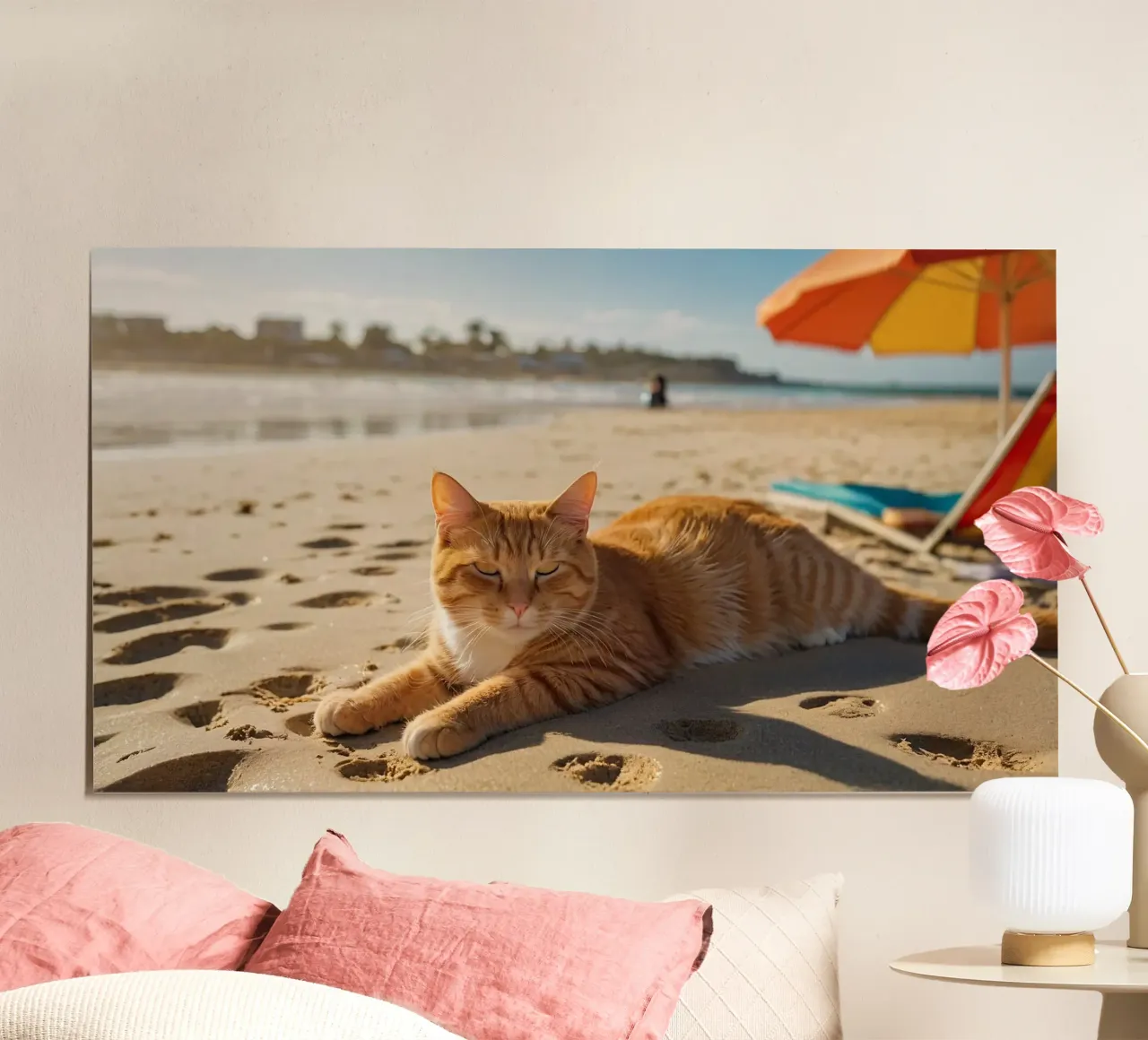 Gatto arancione che si sdraia su una spiaggia assolata con un ombrello poster da DesignDoodle