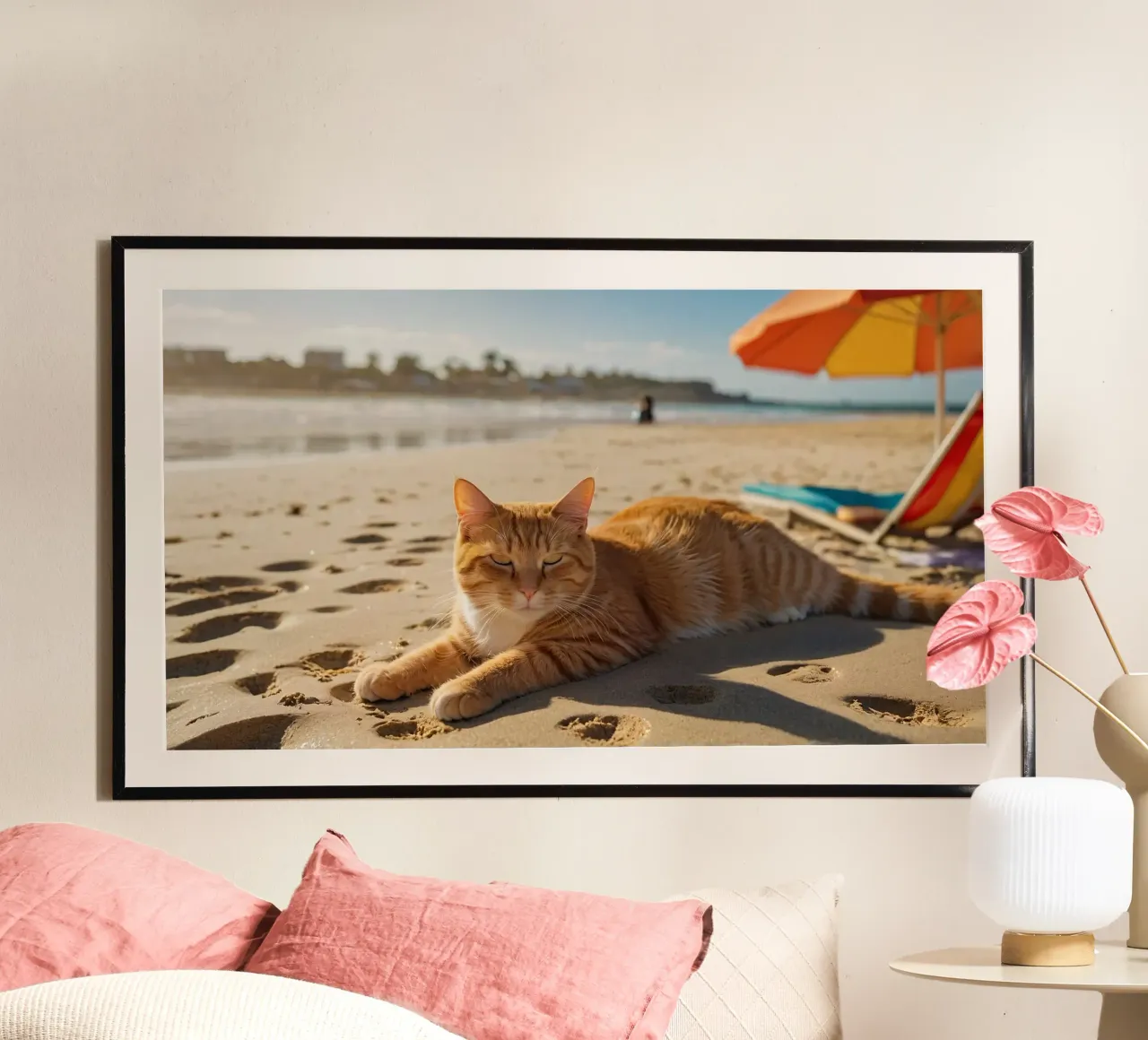 Gatto arancione che si sdraia su una spiaggia assolata con un ombrello poster da DesignDoodle