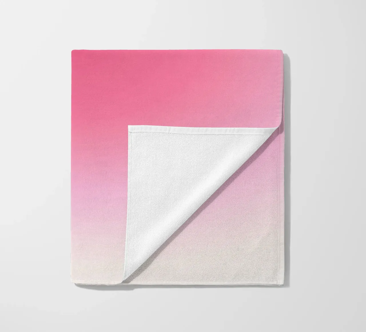 "Roze Droom Aura" Kleurverloop Kunstdruk - Esthetisch & Sereen strandhanddoek van ClubArt