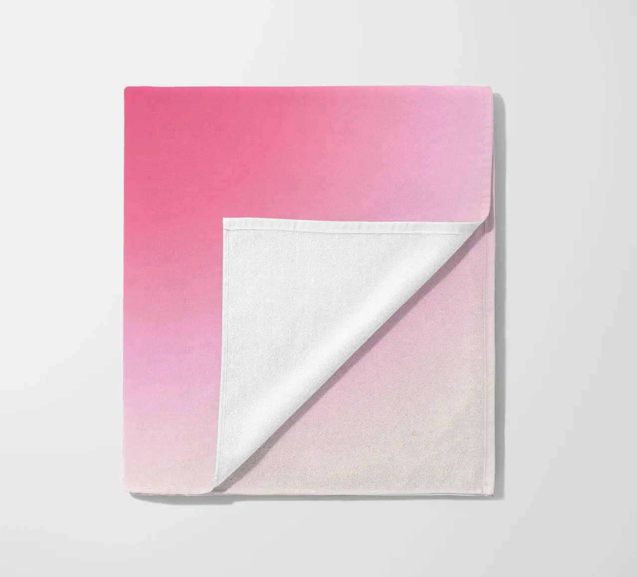 "Roze Droom Aura" Kleurverloop Kunstdruk - Esthetisch & Sereen strandhanddoek van ClubArt