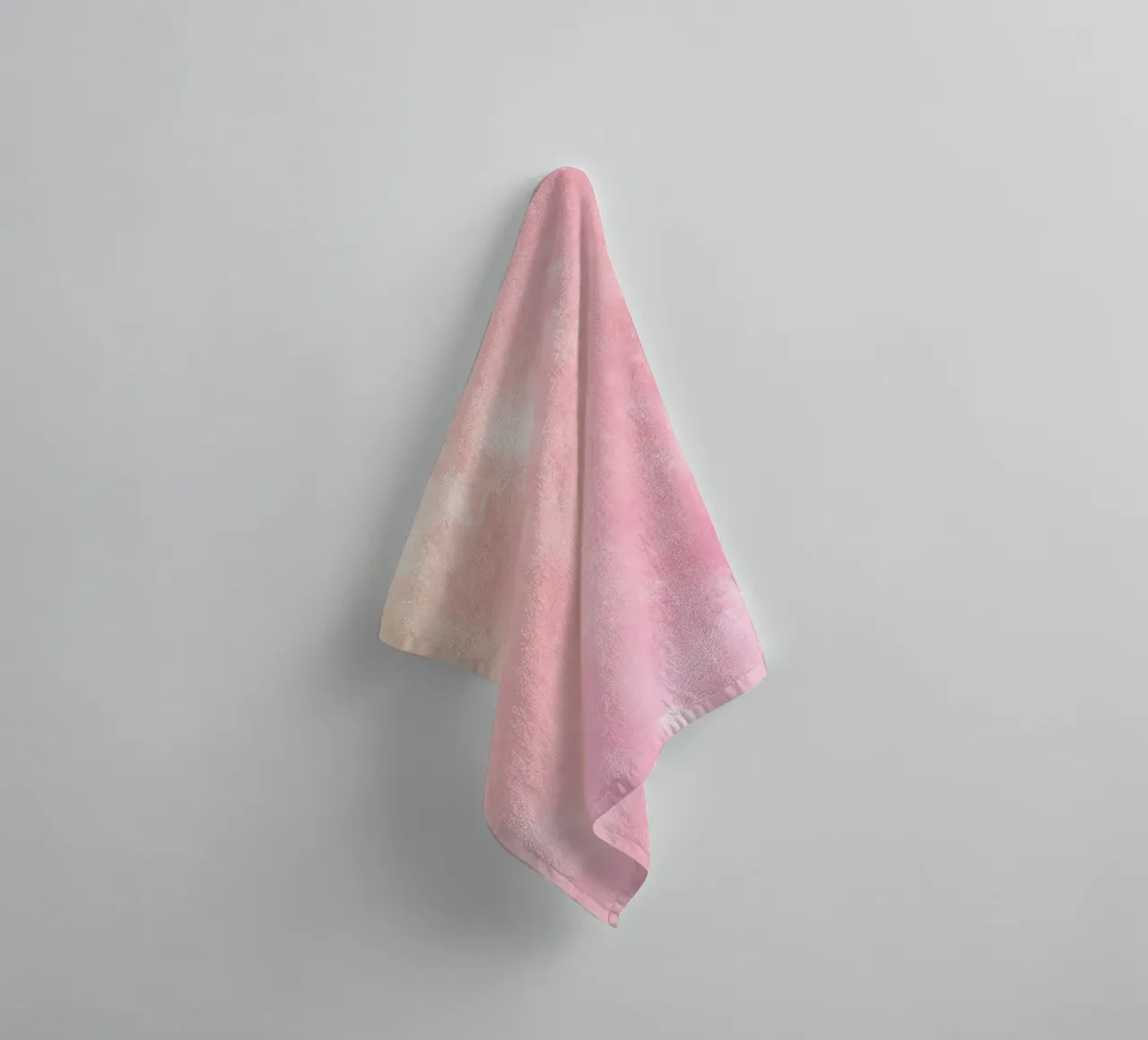 Texture astratta ad acquerello "Soft Pink Haze" - Sereno e tranquillo asciugamano da bagno da ClubArt