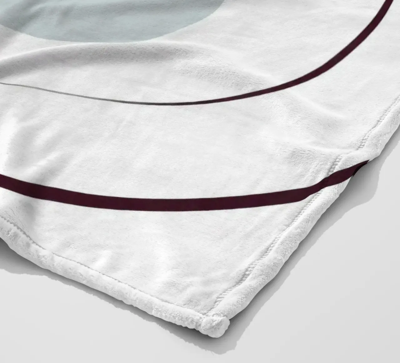 Bistecca succulenta su un piatto bianco dal design semplice coperta in pile da DesignDoodle