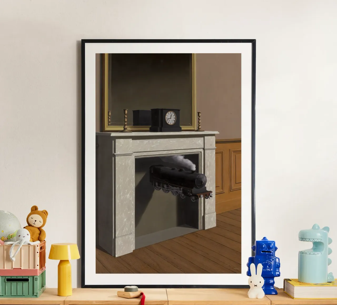 "Die abgestochene Dauer" (Time Transfixed) von René Magritte Poster mit Holzrahmen von Classic Art Prints