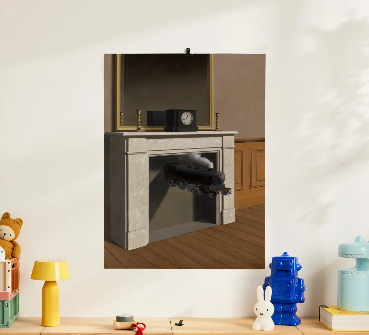 "Die abgestochene Dauer" (Time Transfixed) von René Magritte Poster mit Holzrahmen von Classic Art Prints