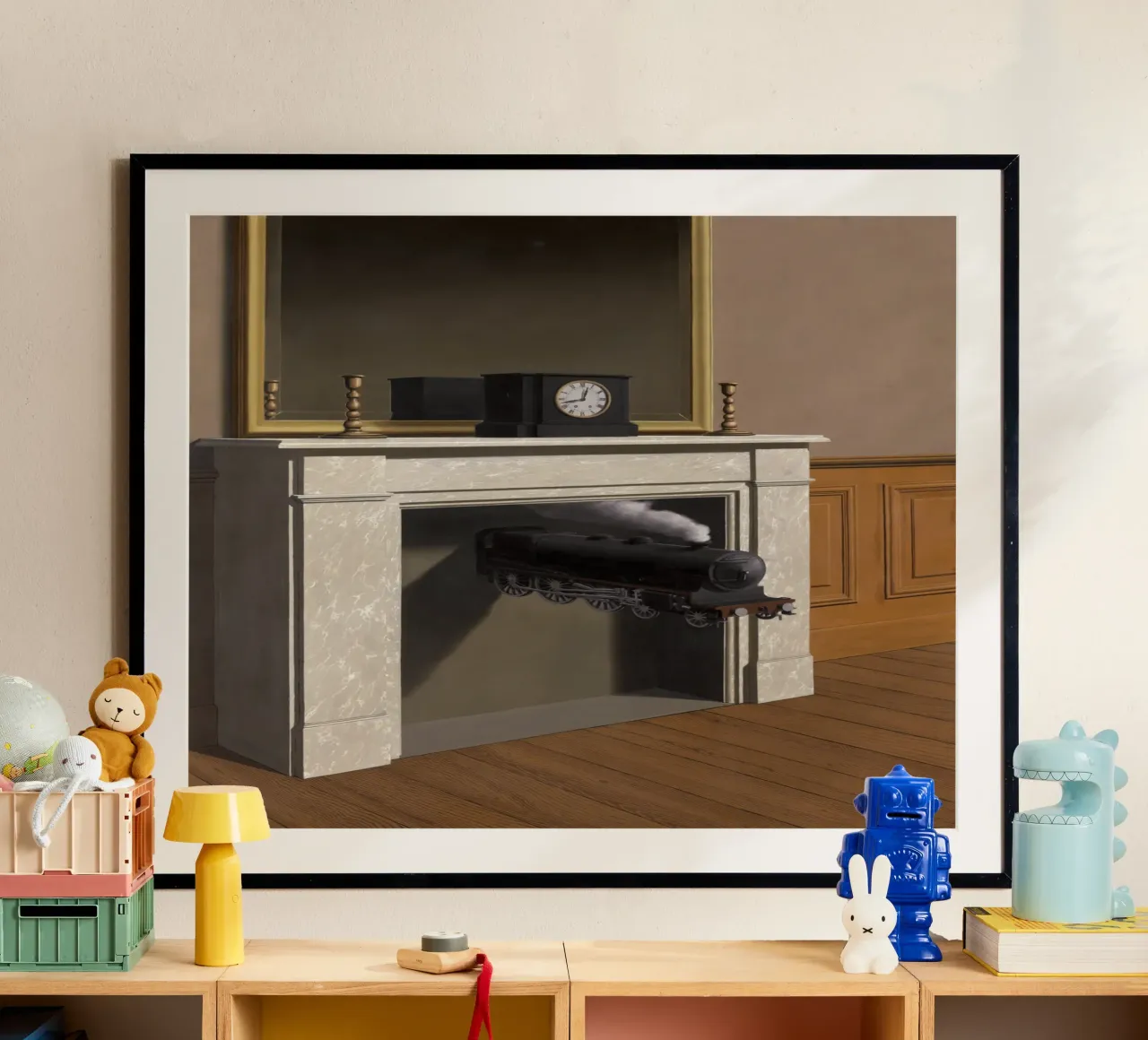 "Die abgestochene Dauer" (Time Transfixed) von René Magritte Poster mit Holzrahmen von Classic Art Prints