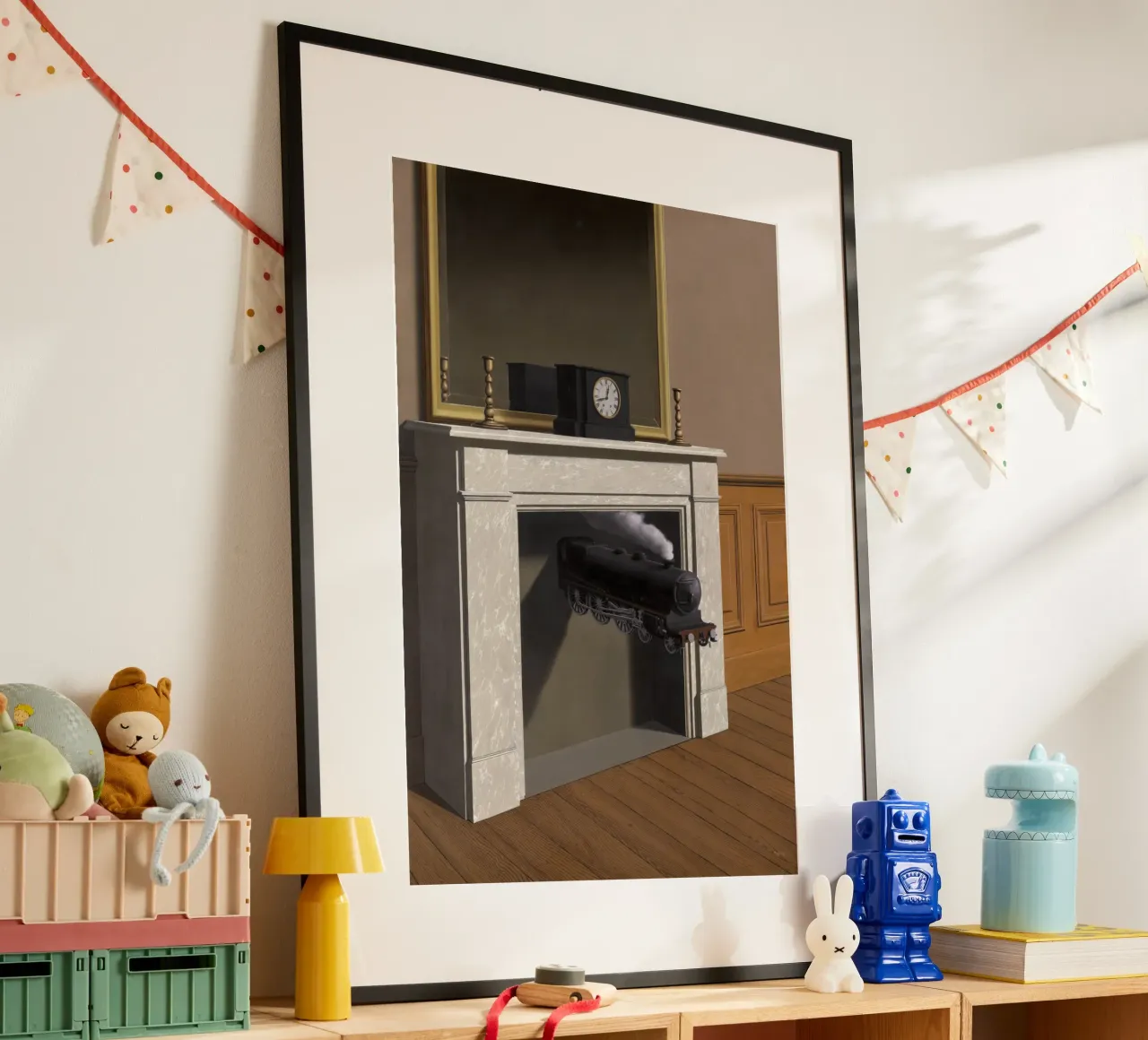 "Die abgestochene Dauer" (Time Transfixed) von René Magritte Poster mit Holzrahmen von Classic Art Prints