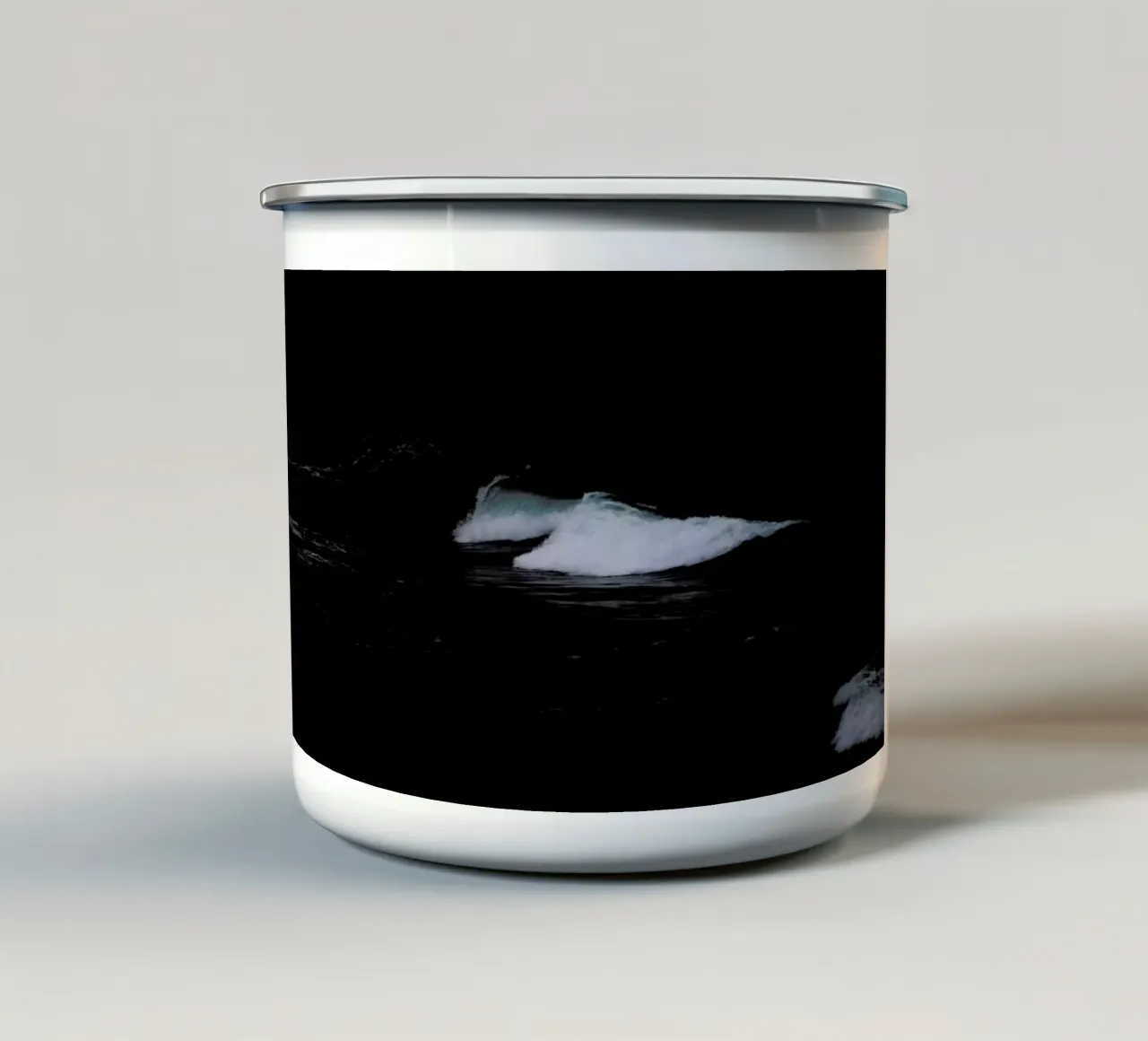 Waveless I tazza in smalto da Tal Paz-Fridman