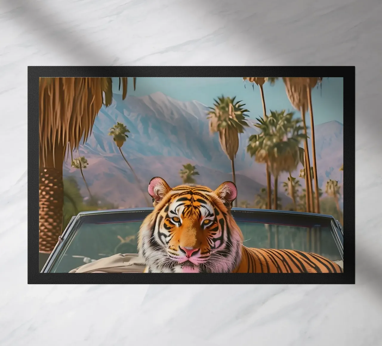 Palm Springs Dream - Tigre pop art, convertibile retrò, deser zerbino da ClubArt