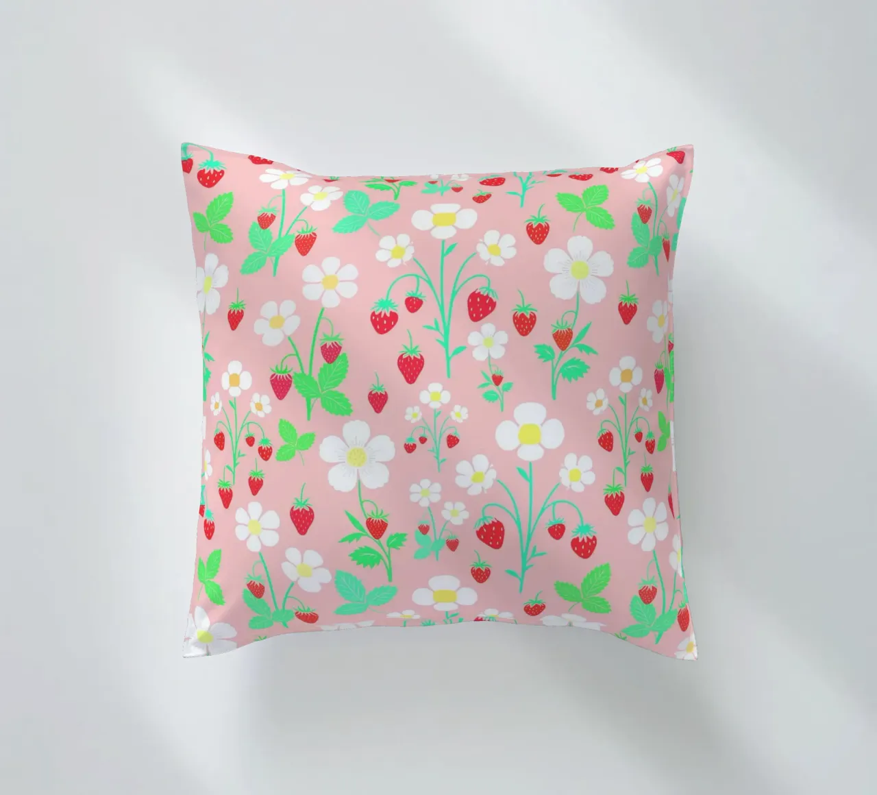 Fragole selvatiche rosa confetto cuscino da SilverPegasus