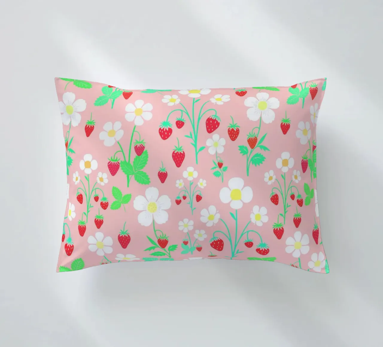 Fragole selvatiche rosa confetto cuscino da SilverPegasus