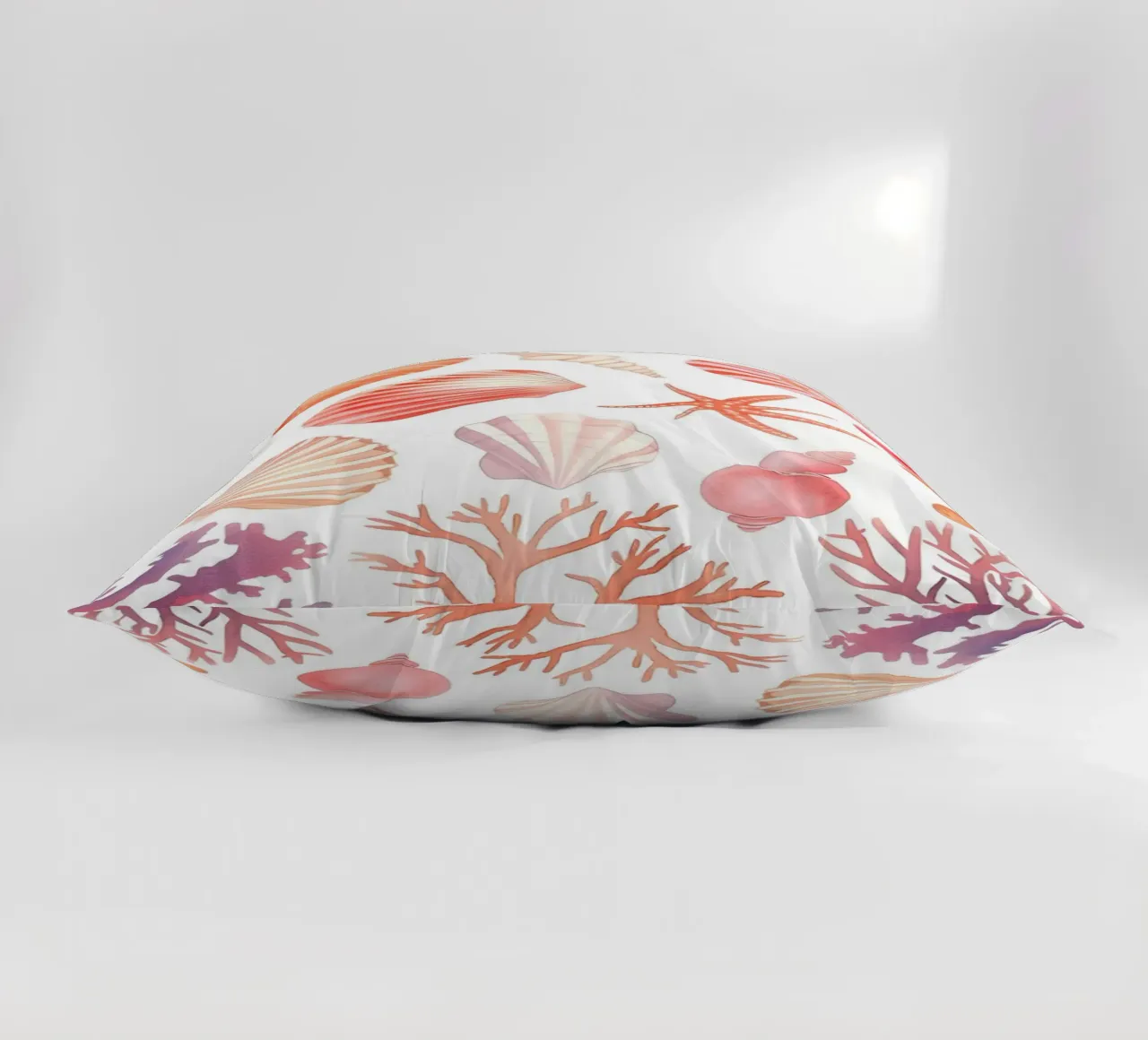 Imprimé à motifs de coquillages et de coraux - Coastal Vibes coussin de ClubArt