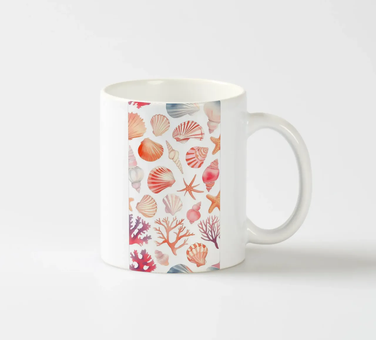 Maritimes Muschel- und Korallenmuster - Coastal Vibes Keramik Tasse von ClubArt