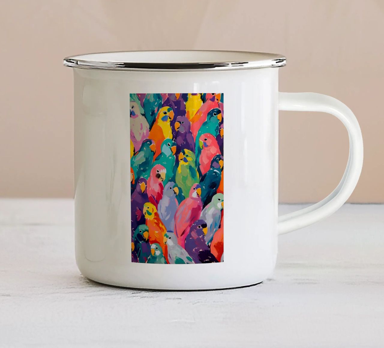 Vibrante motivo pop art di pappagalli - stormo di uccelli tropicali tazza in smalto da ClubArt