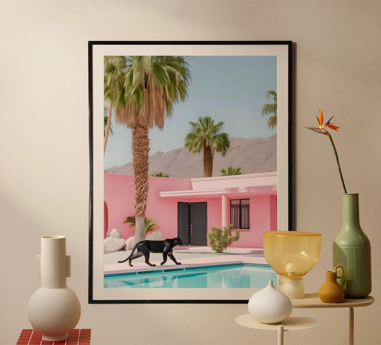 Stampa Pantera della casa rosa di Palm Springs - Medioevo moderno poster con telaio in plastica da ClubArt