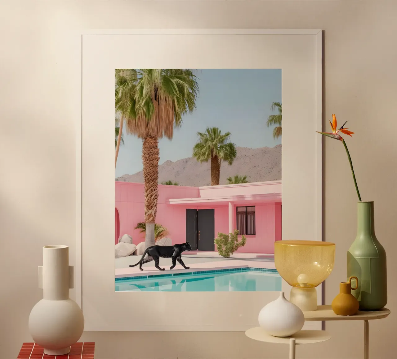 Stampa Pantera della casa rosa di Palm Springs - Medioevo moderno poster con telaio in plastica da ClubArt