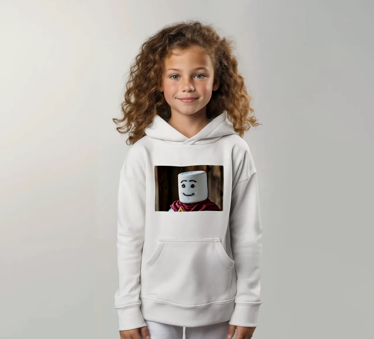 Marshmallow-Ritter mit Lebkuchenschild Kinder Hoodie von DesignDoodle