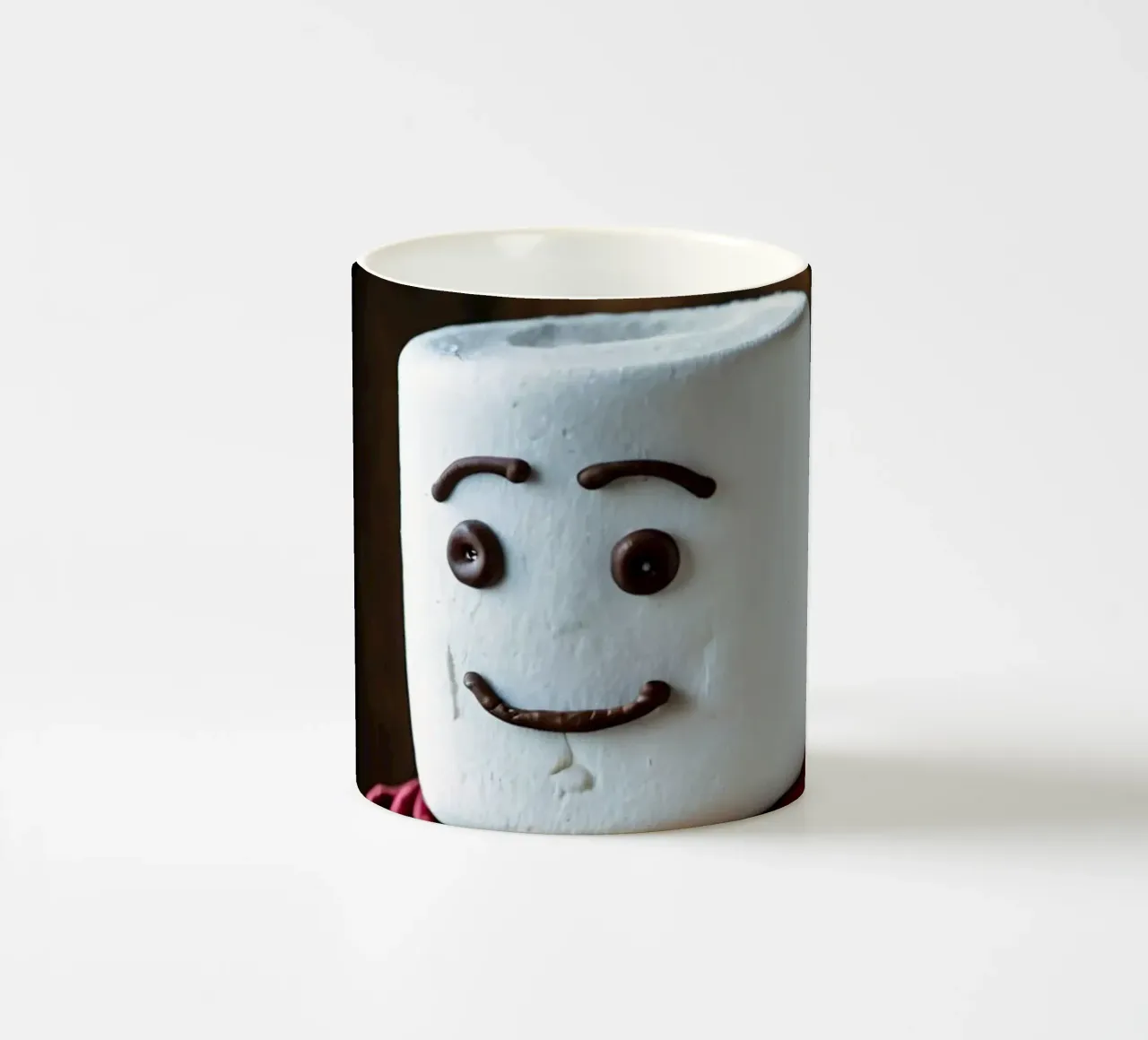 cavaliere di marshmallow che regge uno scudo di pan di zenzero tazza in ceramica da DesignDoodle