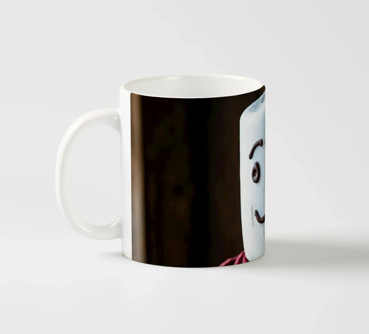 cavaliere di marshmallow che regge uno scudo di pan di zenzero tazza in ceramica da DesignDoodle