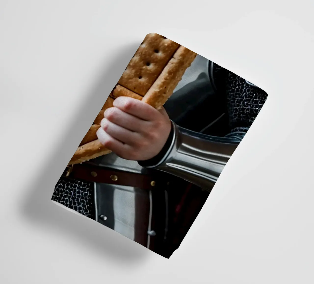 cavaliere di marshmallow che regge uno scudo di pan di zenzero asciugamano da bagno da DesignDoodle