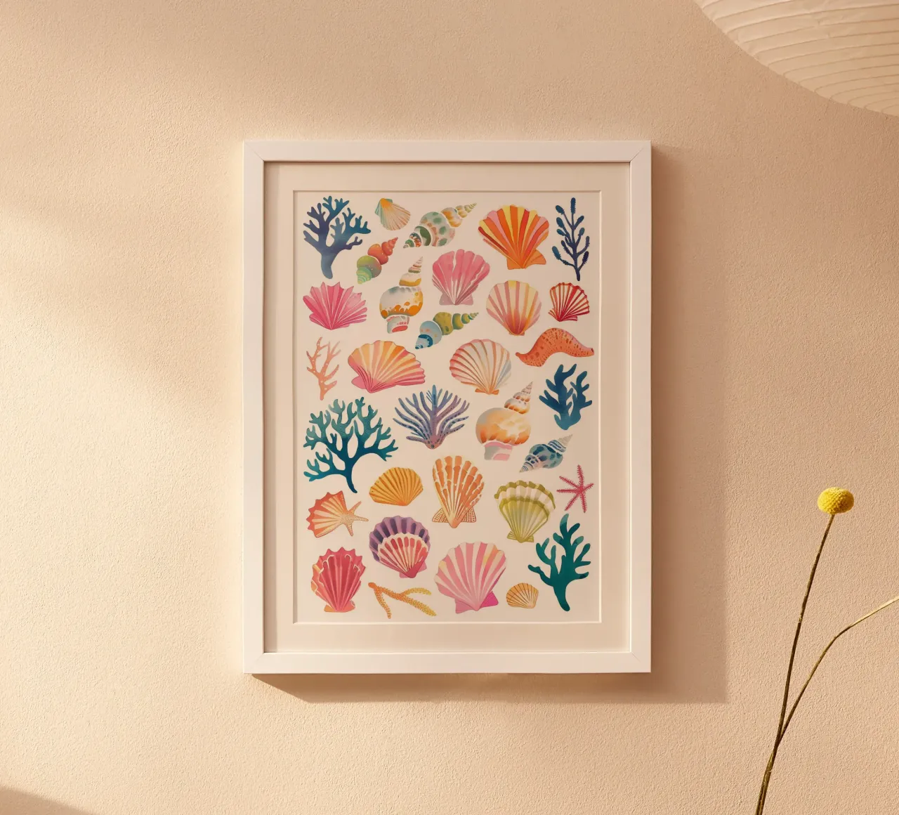 Conchas de acuarela y coral - Impresión artística de una playa costera poster con marco de madera de ClubArt