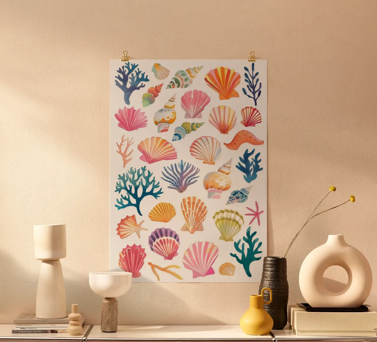 Conchas de acuarela y coral - Impresión artística de una playa costera poster con marco de madera de ClubArt