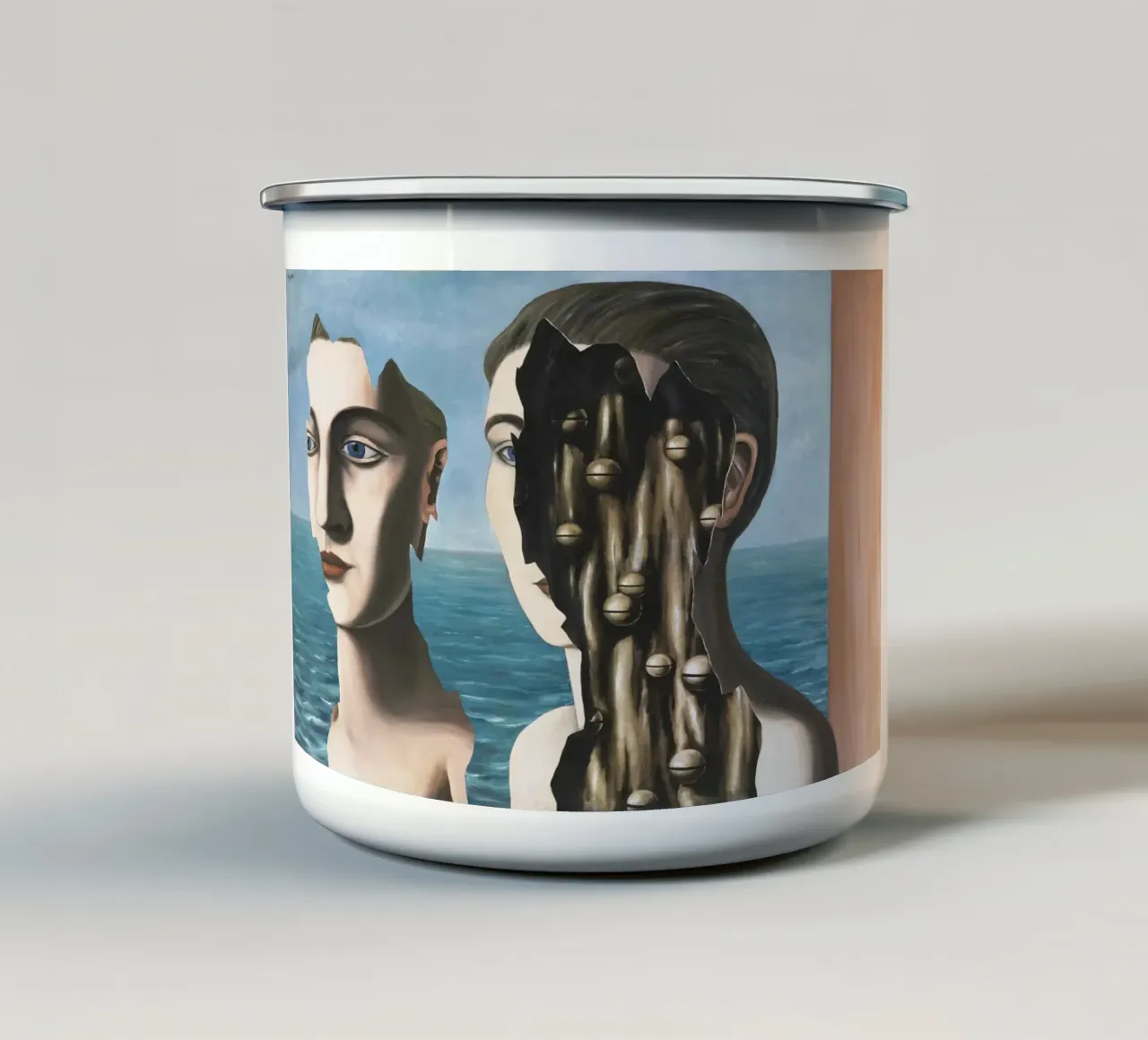 "Il doppio segreto" (Le Double Secret) di René Magritte tazza in smalto da Classic Art Prints