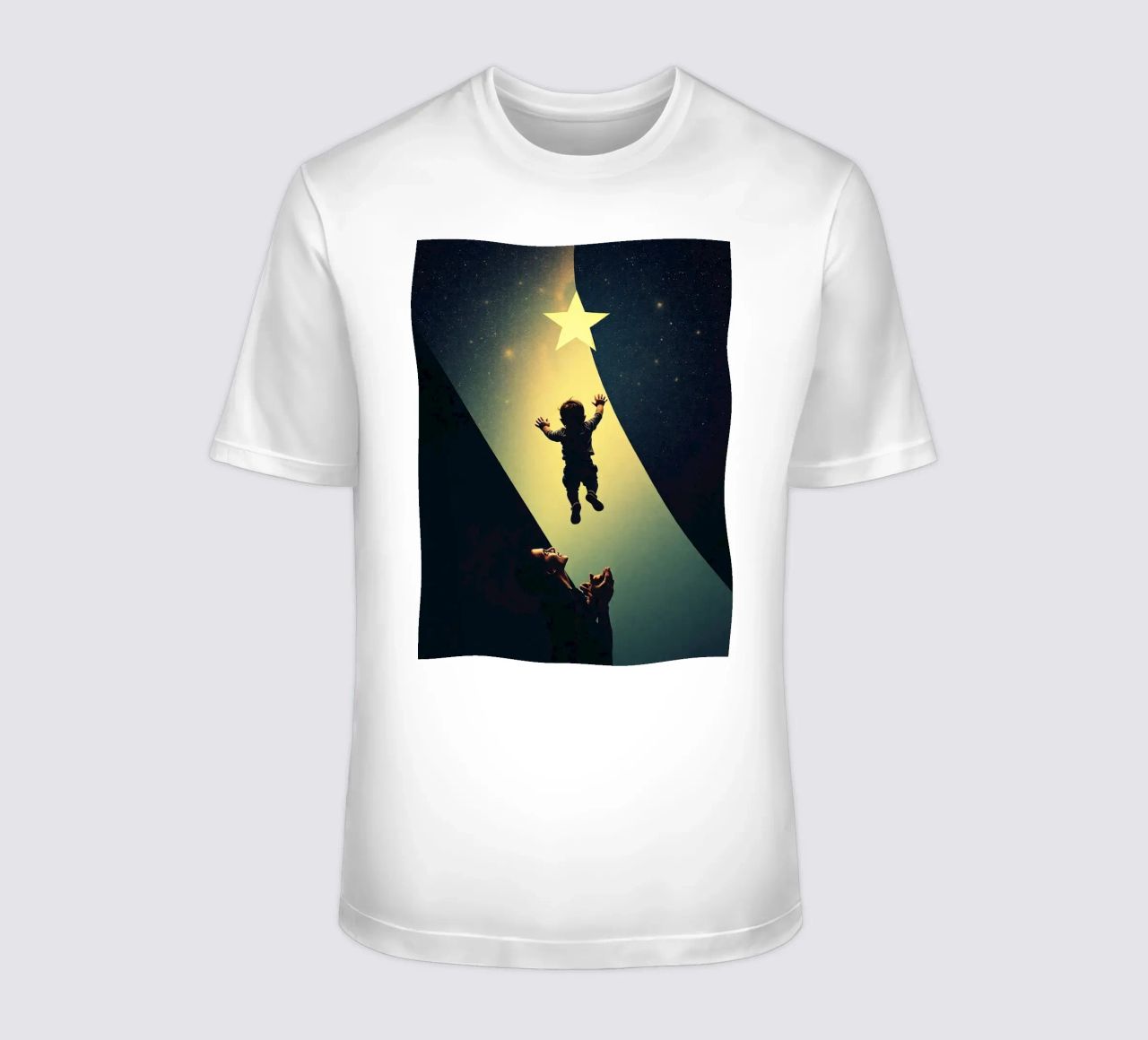Enfant tentant d'atteindre une étoile sous le regard émerveillé d'un parent t-shirt de DesignDoodle