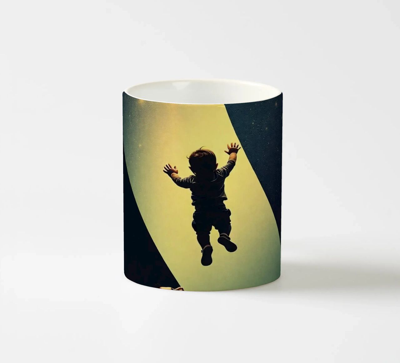 Enfant tentant d'atteindre une étoile sous le regard émerveillé d'un parent mug en céramique de DesignDoodle