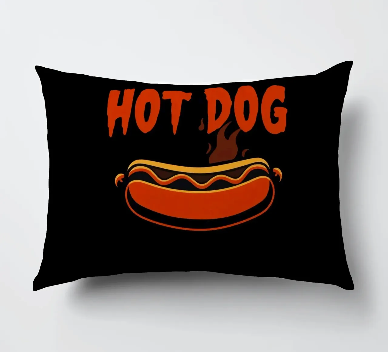 Design grafico di hot dog con lettere in grassetto e colori vivaci cuscino da DesignDoodle