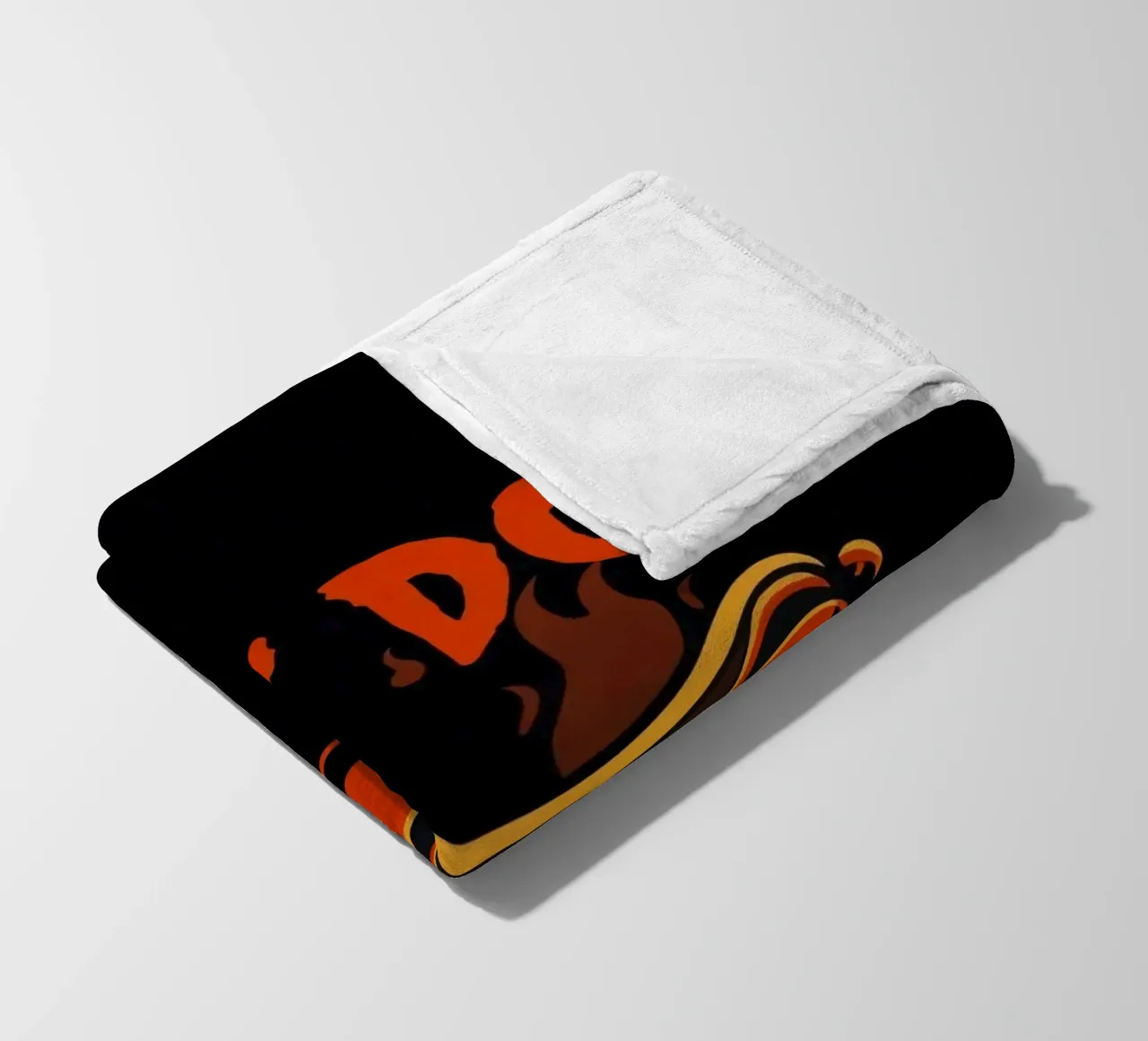 Design grafico di hot dog con lettere in grassetto e colori vivaci coperta in pile da DesignDoodle